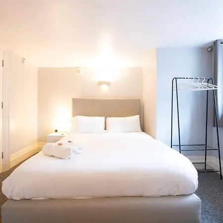 Complete Queens - Free Parking - Aj Apartment
