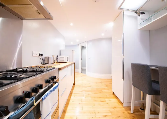 Complete Queens - Free Parking - Aj Appartement Bristol