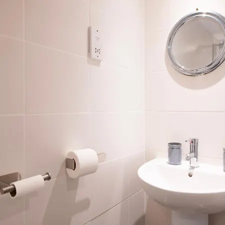 Complete Queens - Free Parking - Aj